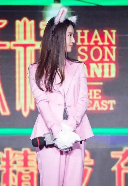 刘亦菲化身狐妖上演惊艳t台秀粉嫩西装头戴狐狸耳朵又萌又帅!