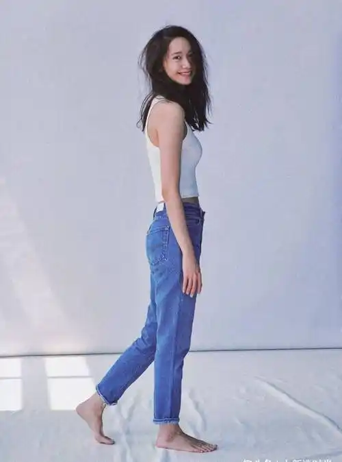 林允儿夏日写真好清纯,背心配牛仔裤简约不简单,长发飘飘太养眼