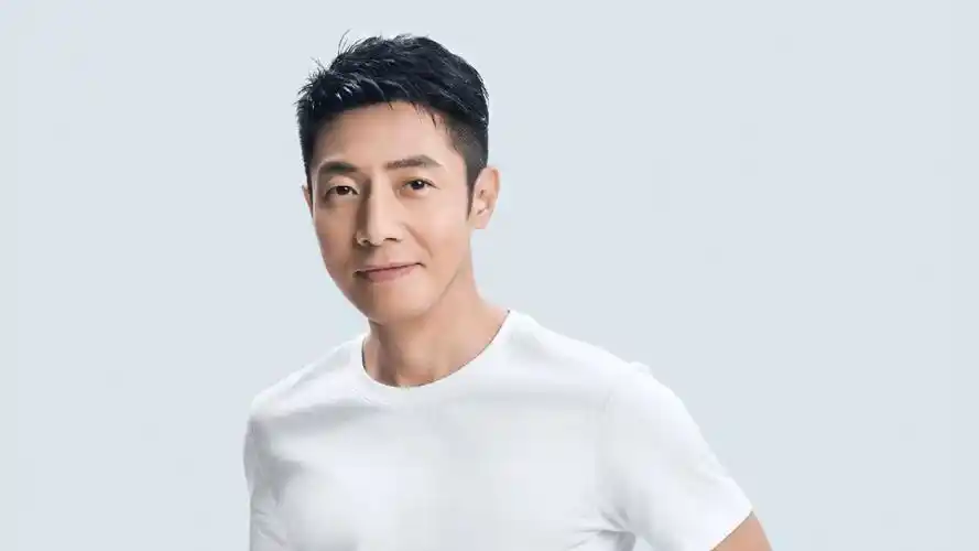 撒贝宁一家滑雪被偶遇,俩保姆带娃全英交流,超高月薪引热议