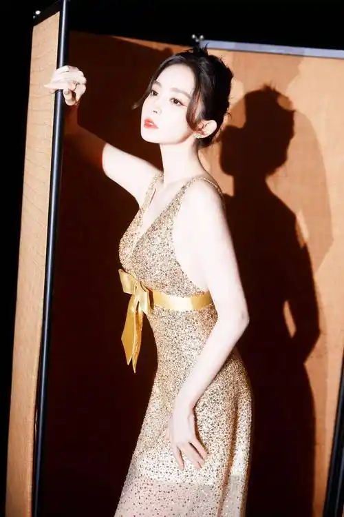 古力娜扎金色亮片裙仙气飘飘,像把灯火穿到了身上,氛围感满满_漂亮