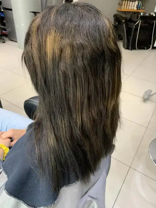 这个小姐姐在家自己染头发的结果是黑一块浅一块的 然后就在花4 个