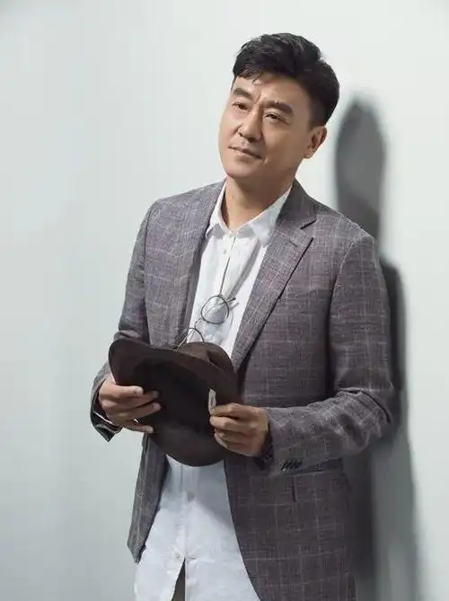 演员何冰:能娶到同桌全靠她自己送上门,余生不会辜负她