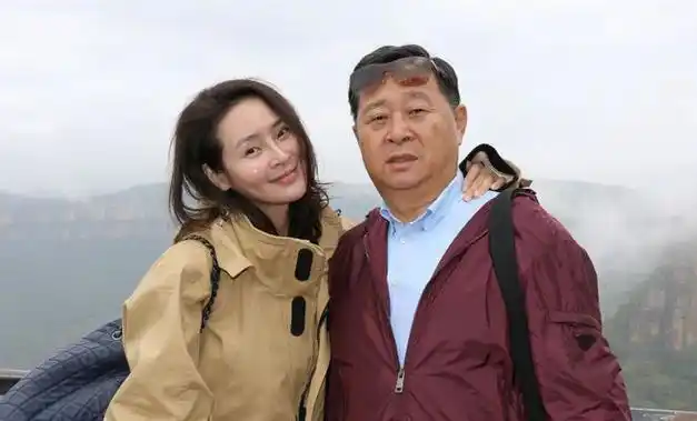 回顾于明加:在最好的年纪嫁给普通男人胡俊,婚后生两女美满幸福|梅婷