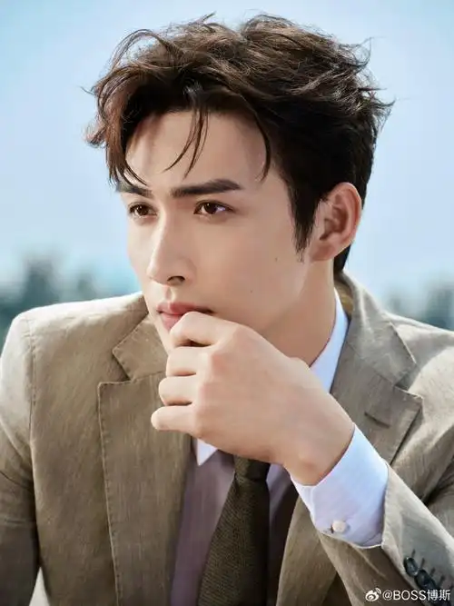 boss大中华区品牌大使@张彬彬vin身着#boss臻品系列#混纺面料淡绿西装