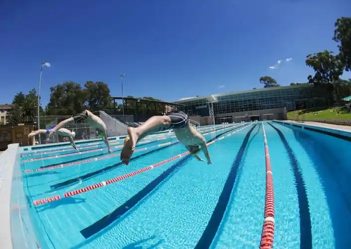 西方人,一个人,运动员,游泳池,站,横图,室外,白天,锻炼,快乐,比赛