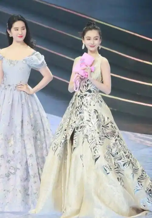 今年年初,刘亦菲和baby,赵丽颖等众小花同场同框,发福之后的天仙也成