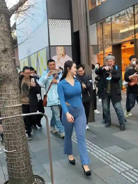 成都太古里街拍,美女出街路人视角!