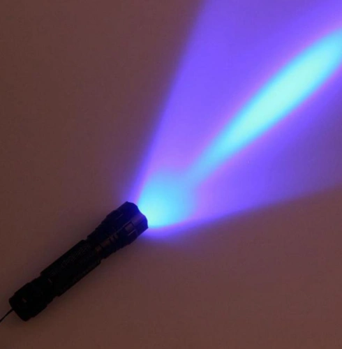 用手电筒照射夜空1秒后关闭这束光线能飞到宇宙的什么地方