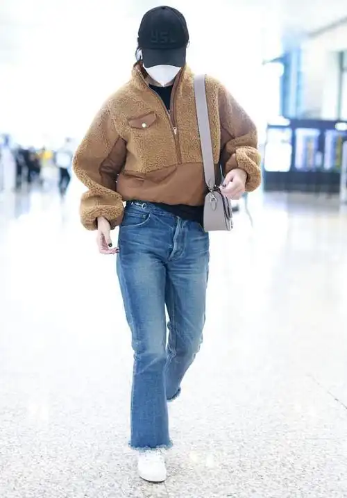 宋佳的衣品真让人佩服羊羔毛外套看着挺温暖搭牛仔裤挺有个性