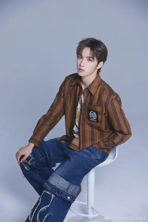 刘耀文棕色条纹衬衫牛仔裤#刘耀文分享日常随拍,棕色条纹衬衫搭牌拼