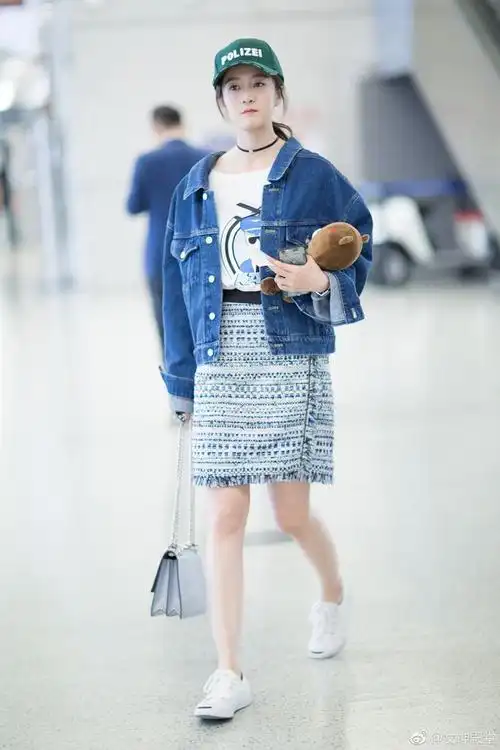 张雪迎机场街拍,裙子搭配牛仔上衣,笑容很灿烂,很阳光的妹纸.