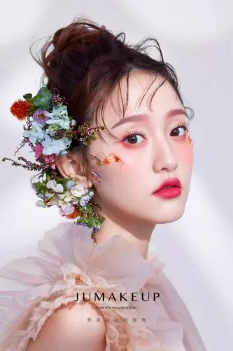 聚美妆时尚教育的化妆造型作品《鲜花,复古课堂花絮》