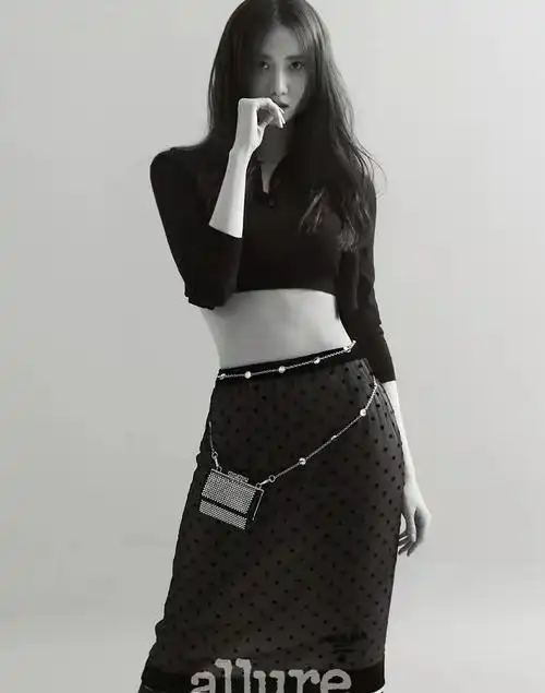 林允儿新时尚大片曝光!大胆穿露脐装秀平坦小腹,清纯女神变魅惑