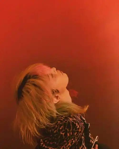 终于露脸了最新权志龙ins更新自拍照