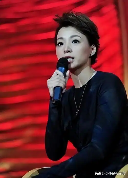 董卿素颜抽烟照片真实,央视美女董卿如今的生活状况如何