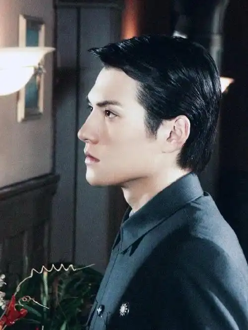 在我心目中严屹宽一直是top1,最近刷到他在上海看天花板的照片,这么多