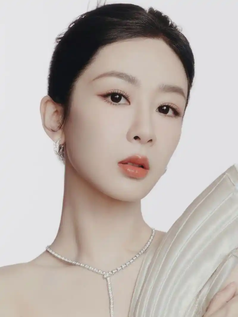 杨紫首套高定造型#  来看杨紫最新美照!