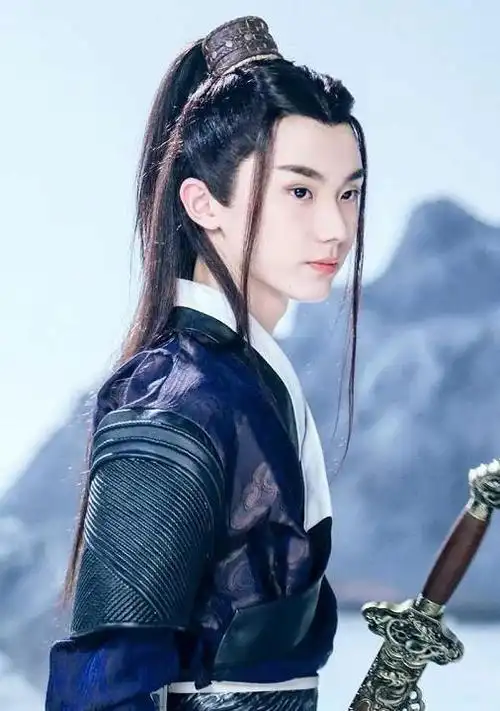 马嘉祺古装造型公开,射箭时气宇轩昂,眼神让粉丝坠入爱河