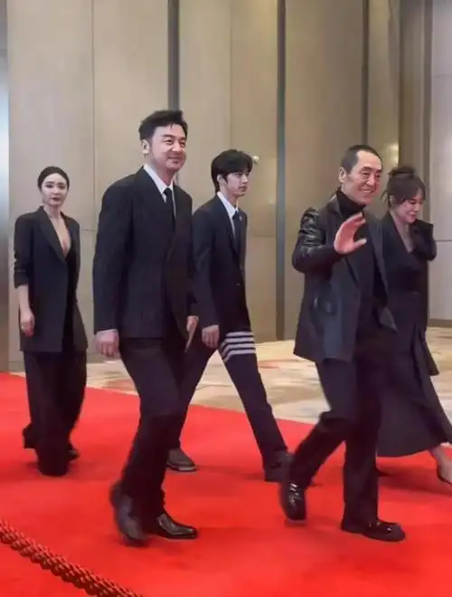 雷佳音紧跟在张艺谋身边,身高 1 米 84 的他在人群中很显眼,相貌仆è