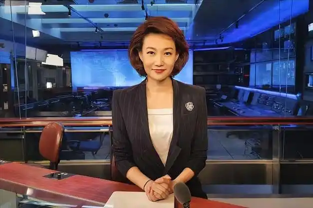 由于《新闻联播》是一个非常严肃的节目,所以为了塑造形象,给李梓萌