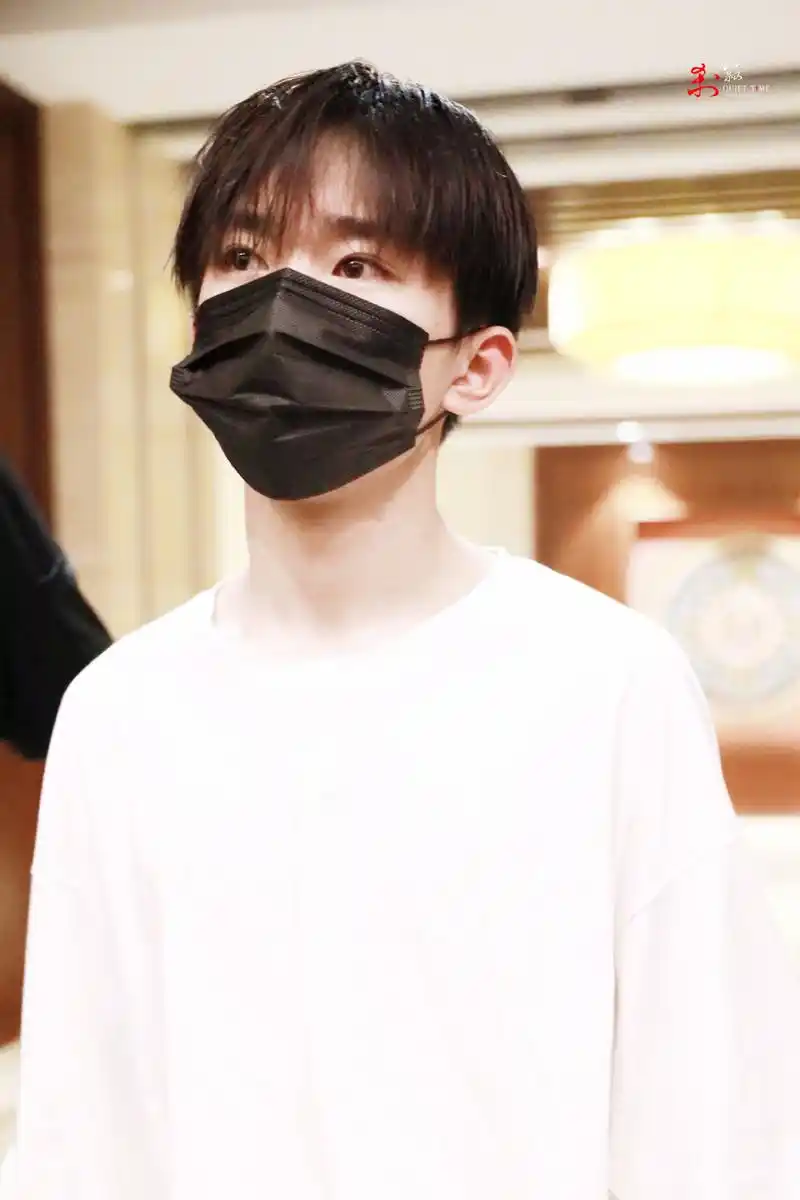 易烊千玺上班路透照出炉!宽松白色t恤胸肌若隐若现man力十足!