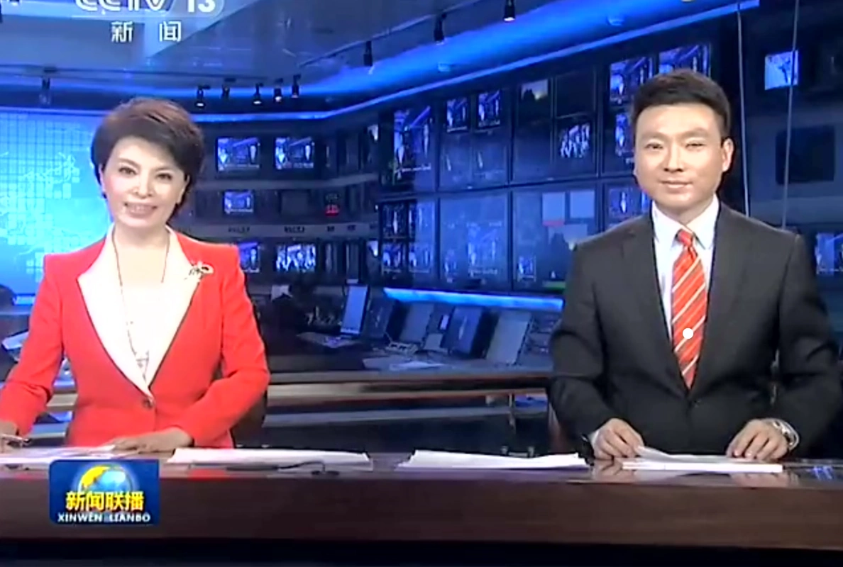 新闻主播播报新闻时都是背出来的吗?怎么提词?答案你很难想到