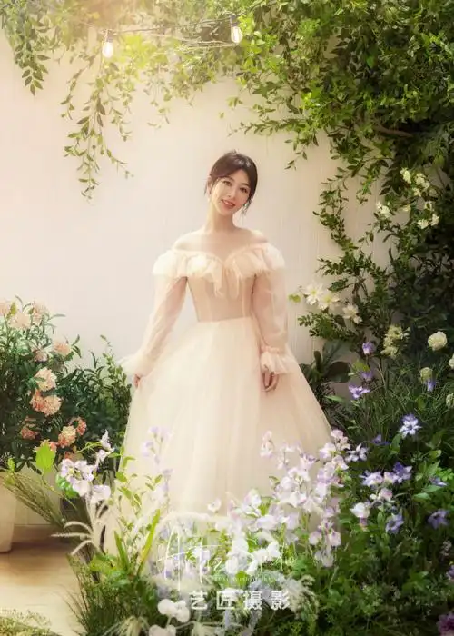 杨紫520婚纱大片,置身花丛演绎人比花娇,天鹅颈直角肩养眼十足_腾讯