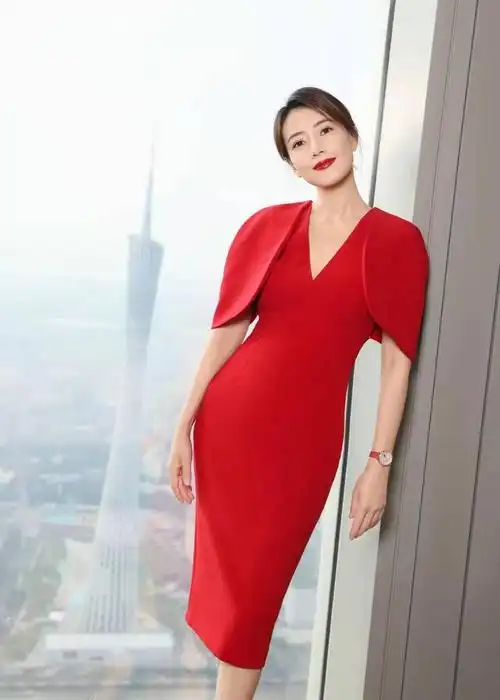 高圆圆太适合穿红色了一身长裙优雅惊艳国民女神当之无愧