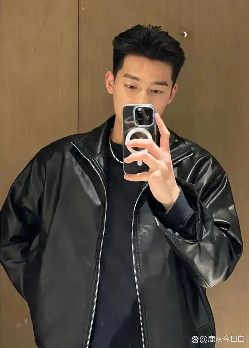 男生不烫不染也好看的夏季帅痞背头 男生"两边推短"发型干净帅气90