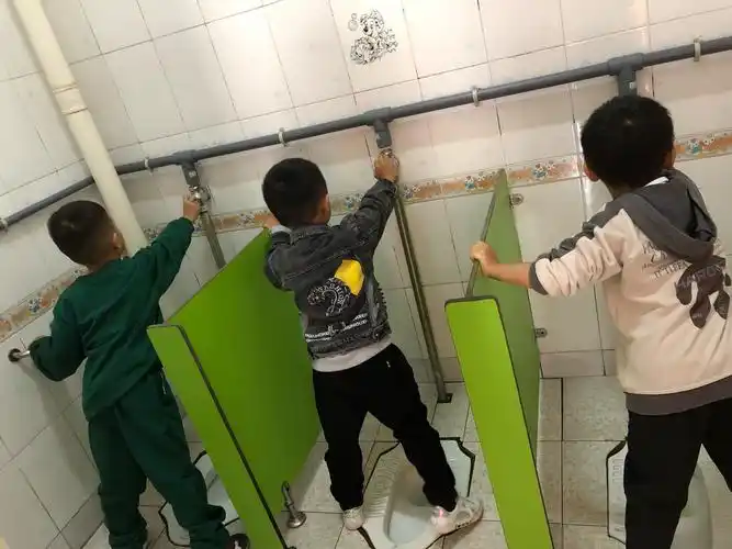 成龙幼儿园苗苗级段安全教育《如厕安全》教育活动