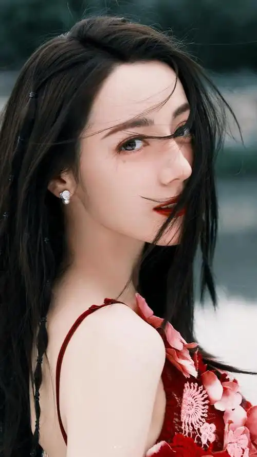 迪丽热巴野外写真太香艳!香肩玉臂红裙粉花,宛如仙子降人间