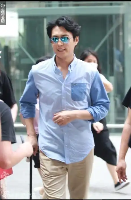 组图:靳东拄拐杖现身上海机场遭围堵