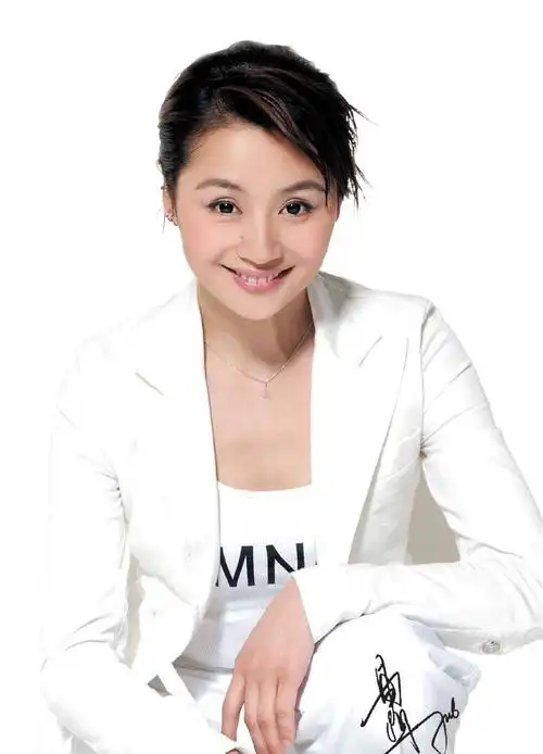 前央视春晚主持人曹颖,如今儿子颜值这么高,开始演戏做童星