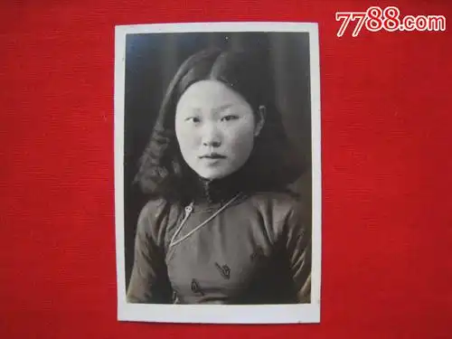 民国美女老照片:时尚卷发旗袍美女半身照