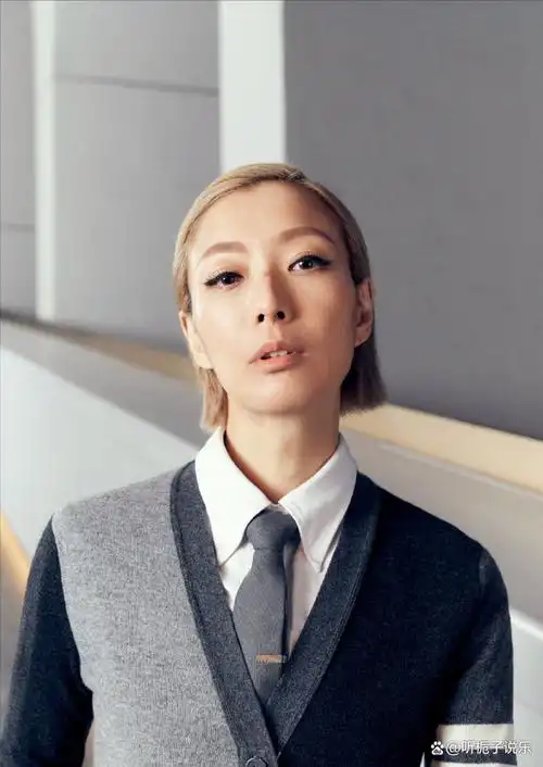 而极少出现的郑秀文,最近出现在了香港颁奖典礼的现场,她的近照曝光