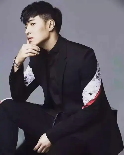 潘玮柏的发型(明星飞机头发型图片男) - 月牙知识库