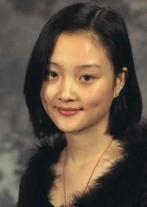 李小璐化浓妆露腹肌热舞双眼皮过宽显怪异疑似在脸上动刀子