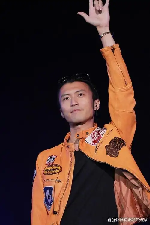 谢霆锋隔10年首次与大儿子同框!父子长相如复制,相处细节太暖心