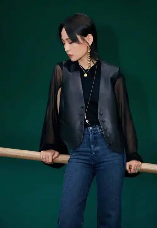 原创周笔畅女人味十足亮片薄纱衬衫搭配彩色波点半裙大秀曲线身材