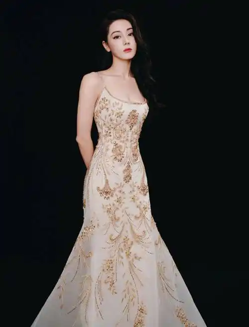 热巴最新时尚大片面世长裙穿搭展现优美身姿