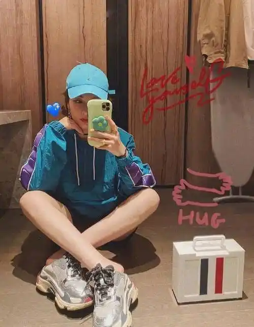 原创吴昕越活越年轻近照皮肤细腻不像话难怪自拍成瘾