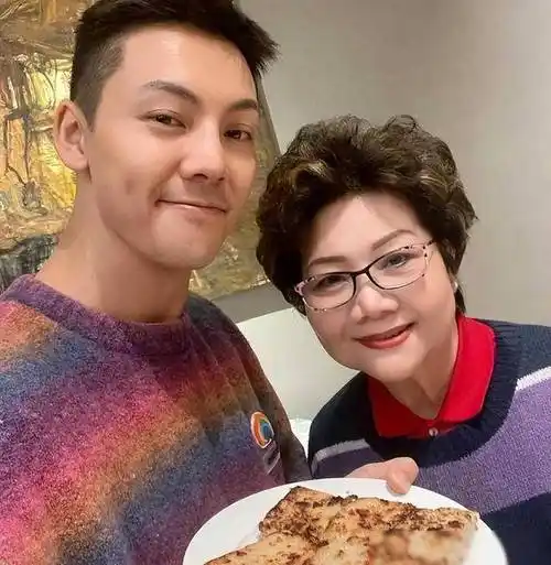 陈伟霆家宴:颜值爆表,哥哥弟弟颜不逊,高颜值妈妈惊艳全场_家族_家人