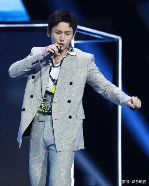 张哲瀚唱赵薇歌曲翻车,难听登高位热搜,唯美镜头背后实在太好笑