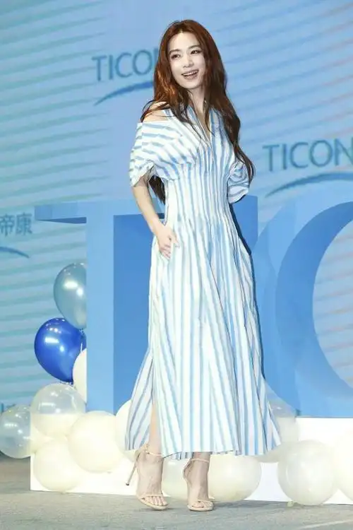 39岁的田馥甄一点皱纹都没有,穿淡紫色"虞姬"裙,还挺清纯的