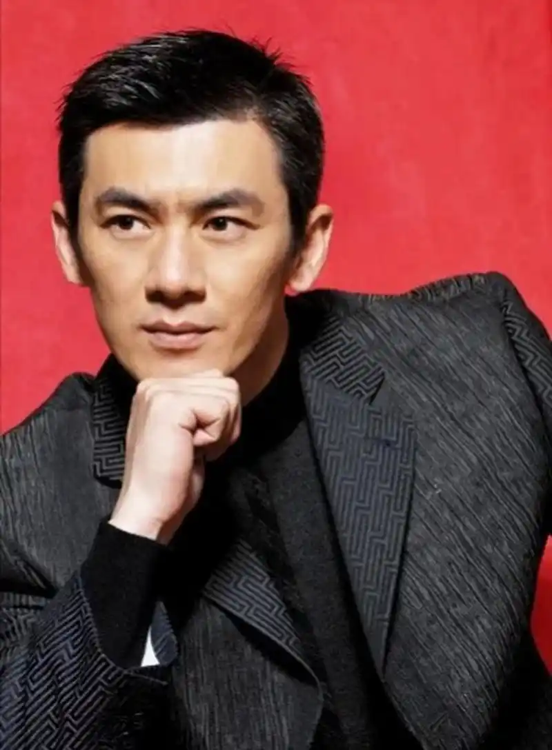 2004年,演员任天野接到大11岁继母的电话:天野,我怀了你爸的宝宝,他却