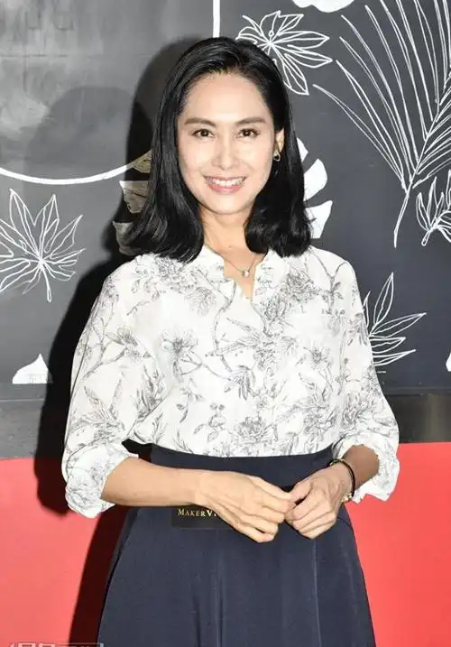 年过五旬的朱茵近照曝光,精神饱满