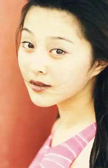 范冰冰说小时候妈妈要求她学钢琴,小孩子当然会偷懒,妈妈拿着板子狠狠