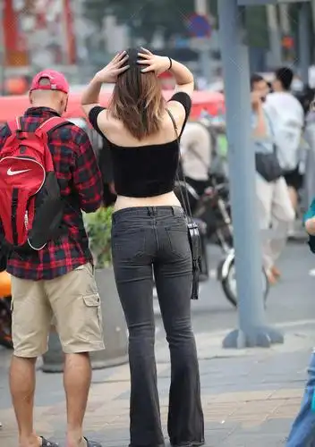 修身衣服显身材,短款上衣显腰线,两者一结合轻松秀出小蛮腰