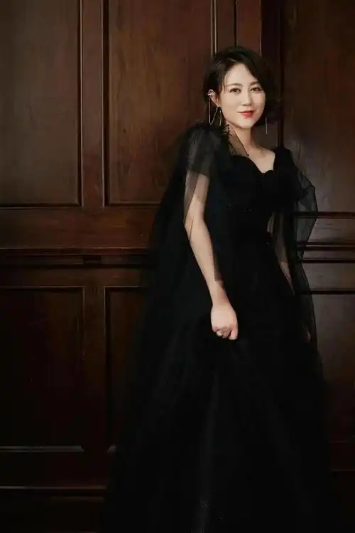 马丽是一位喜剧演员,以搞笑的形象和幽默的语言赢得了观众的喜爱.