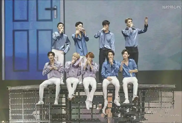 有exo九人的壁纸吗